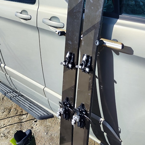 supporto magnetico per asciugatura sci e snowboard su veicoli