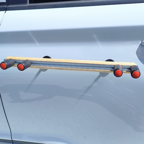 supporto sicuro per sci e snowboard con sistema magnetico per asciugatura